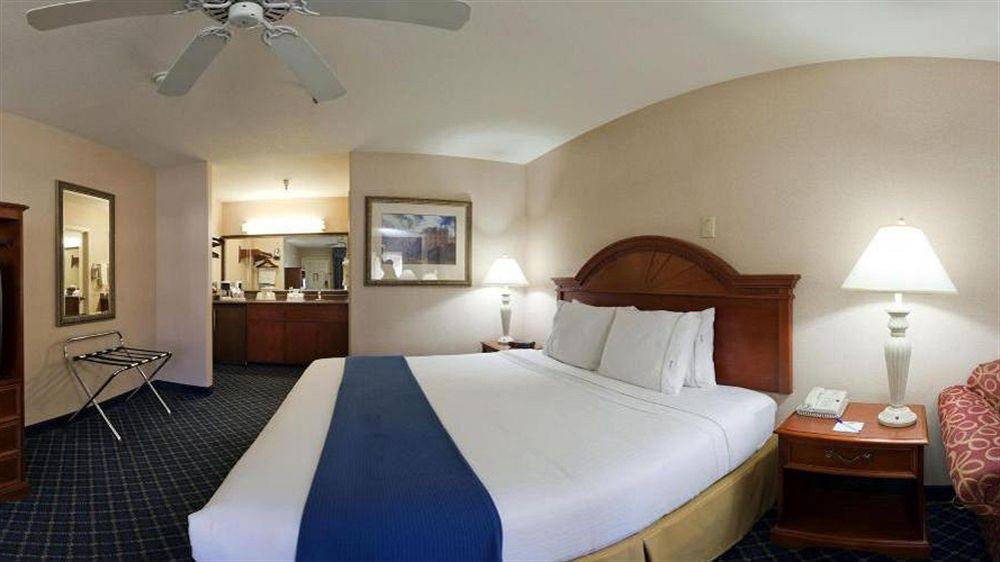 Spark By Hilton Santa Nella Exterior photo