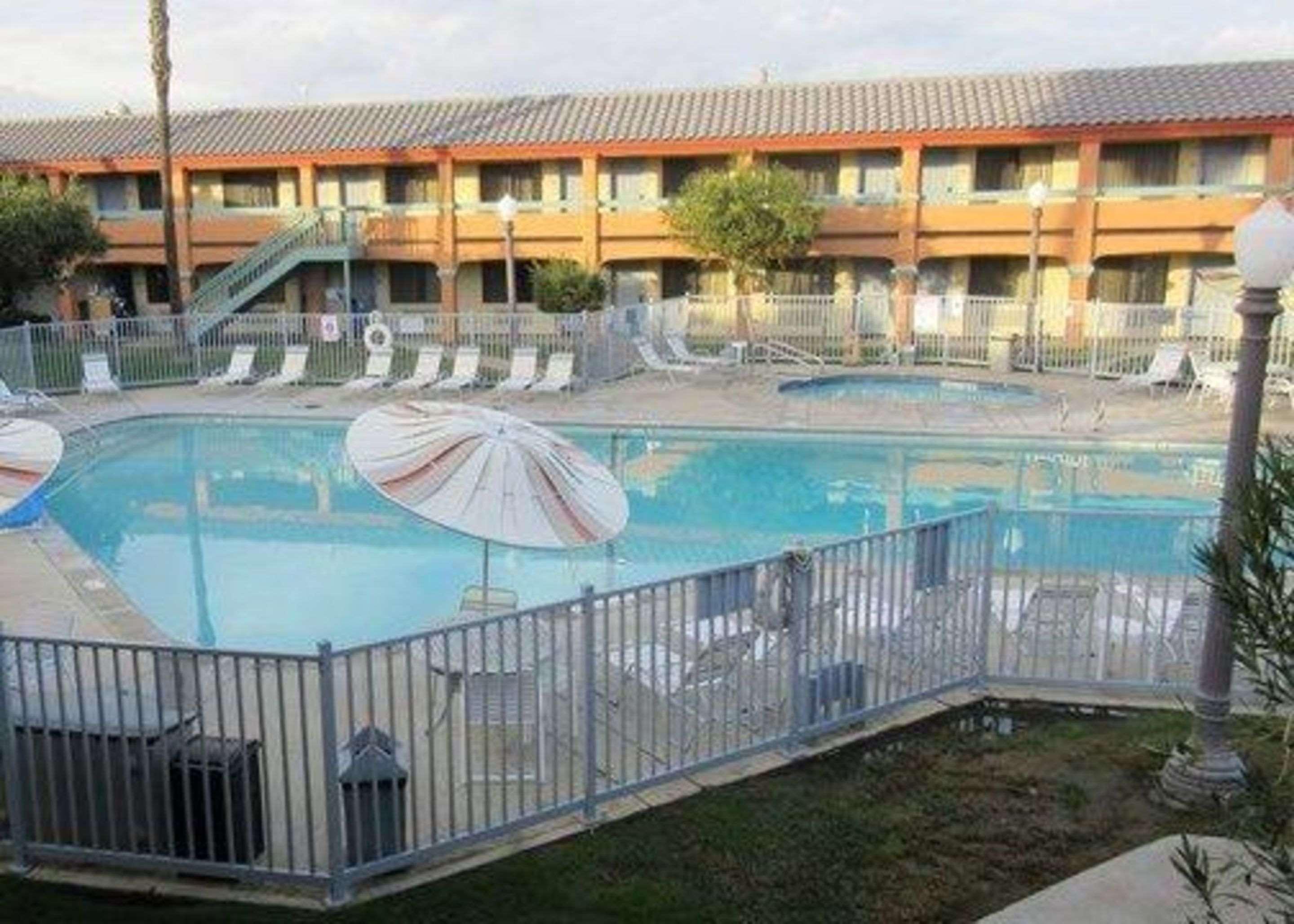 Spark By Hilton Santa Nella Exterior photo