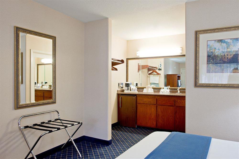 Spark By Hilton Santa Nella Exterior photo