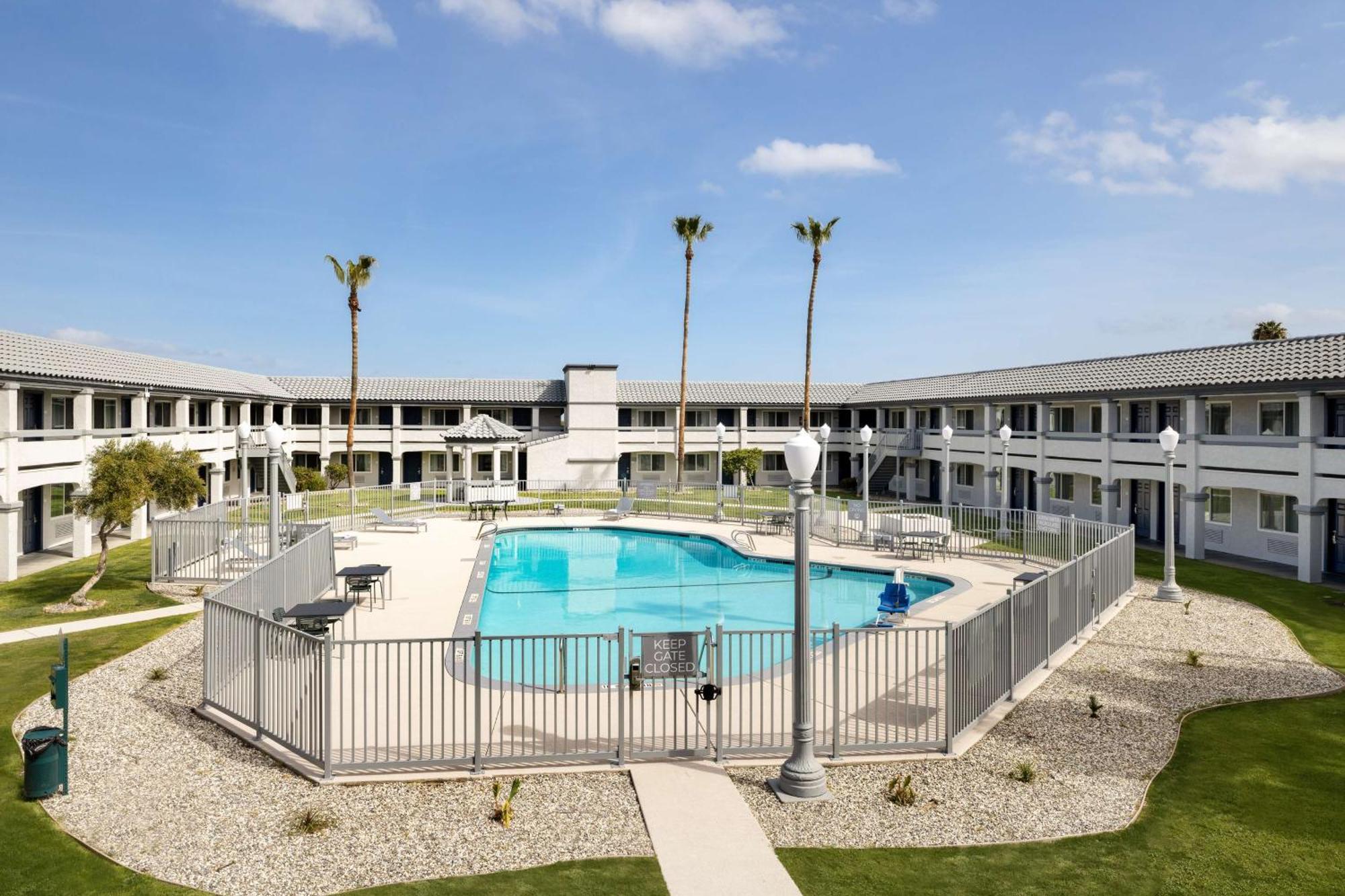 Spark By Hilton Santa Nella Exterior photo