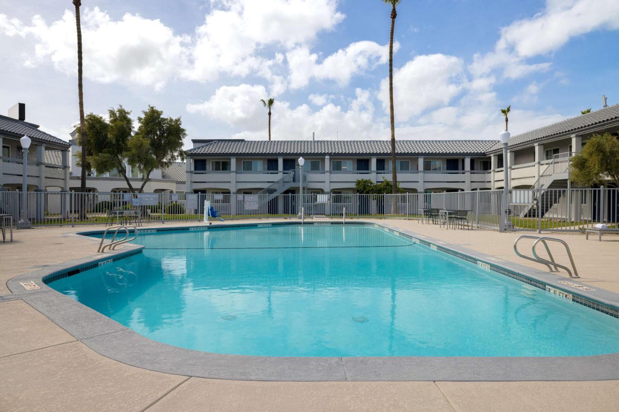 Spark By Hilton Santa Nella Exterior photo