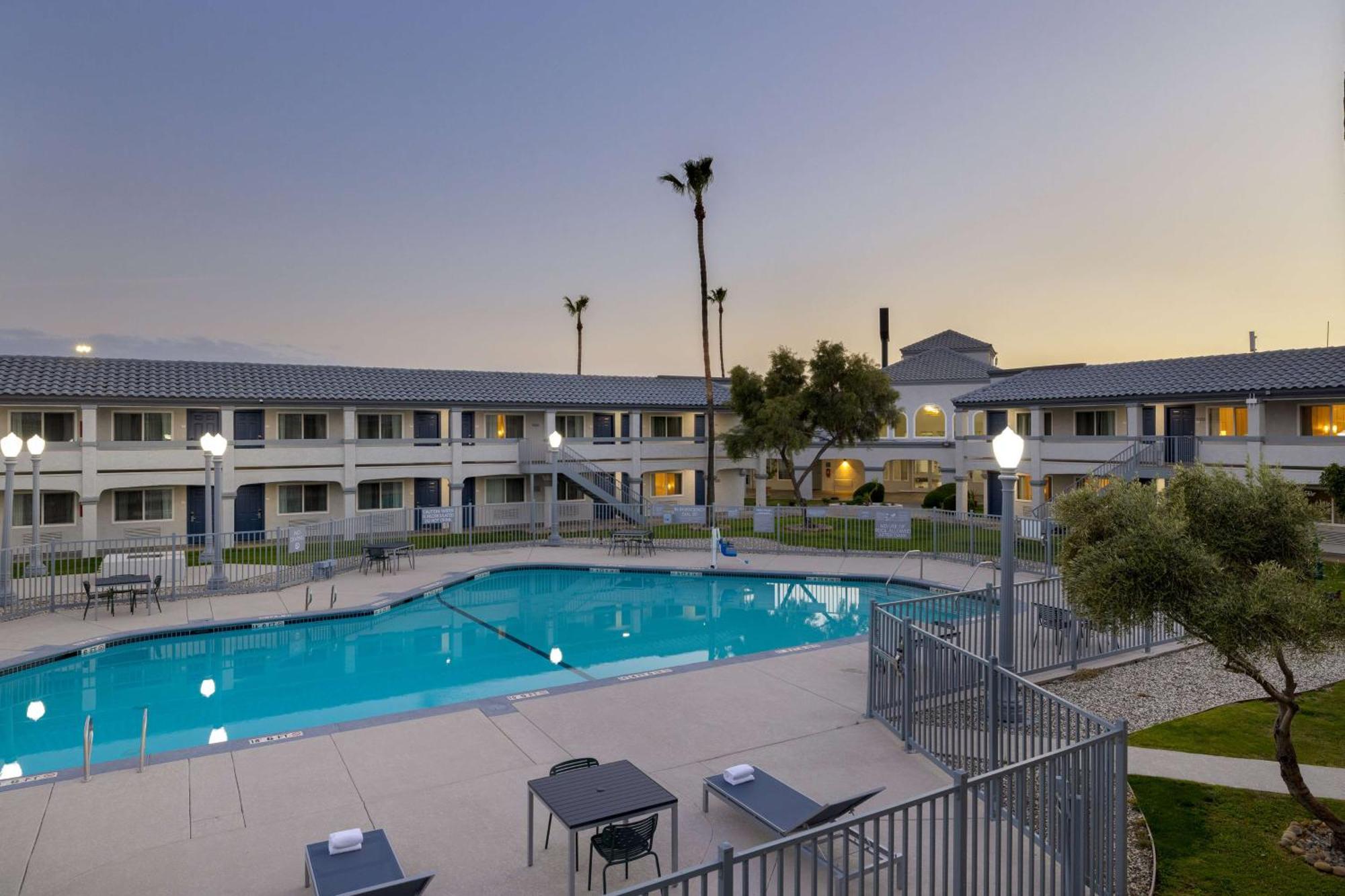 Spark By Hilton Santa Nella Exterior photo